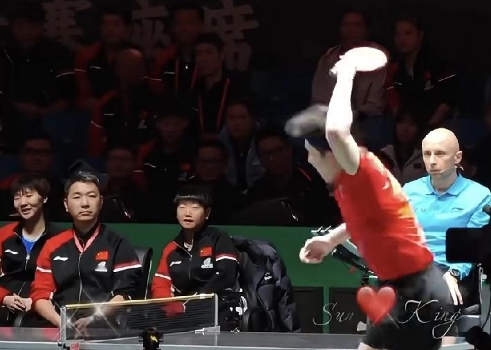 国乒球迷现在给王曼昱取了一个外号叫做“国乒闫妮”！因为曼昱虽然比赛场上骁勇善战，