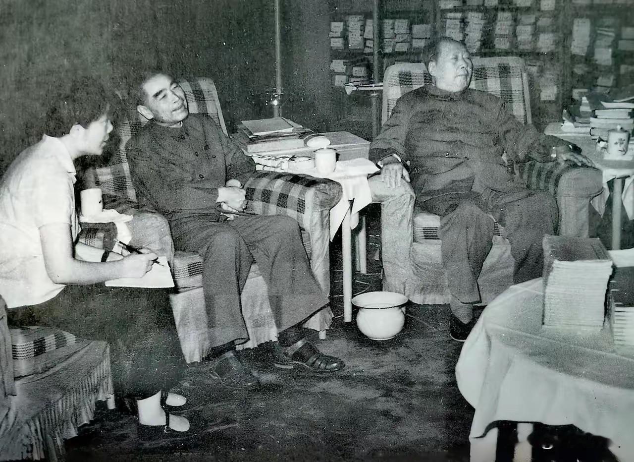 两位伟人的一次珍贵合影1972年尼克松访华期间，两位伟人在毛主席书房里留下这