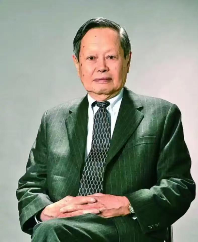 今天，大家送完了杨振宁先生最后一程。老先生的三个子女都已定居美国，本以为他们此次