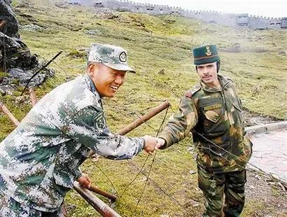 发生在西藏乃堆拉山口温馨一幕：解放军战士正在岗执勤，对面两名印度边防士兵走过来