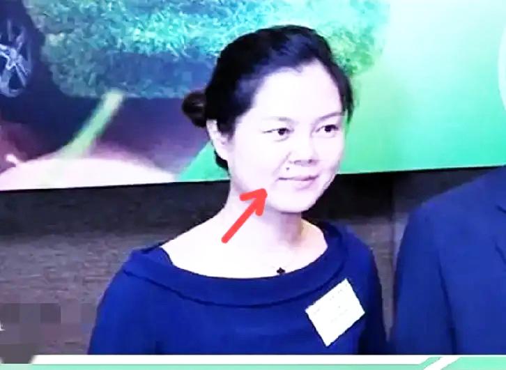 我问老公:“这个周亚琳，看着平平无奇，哪里的本事，凭啥年薪一千万？老公指着她嘴