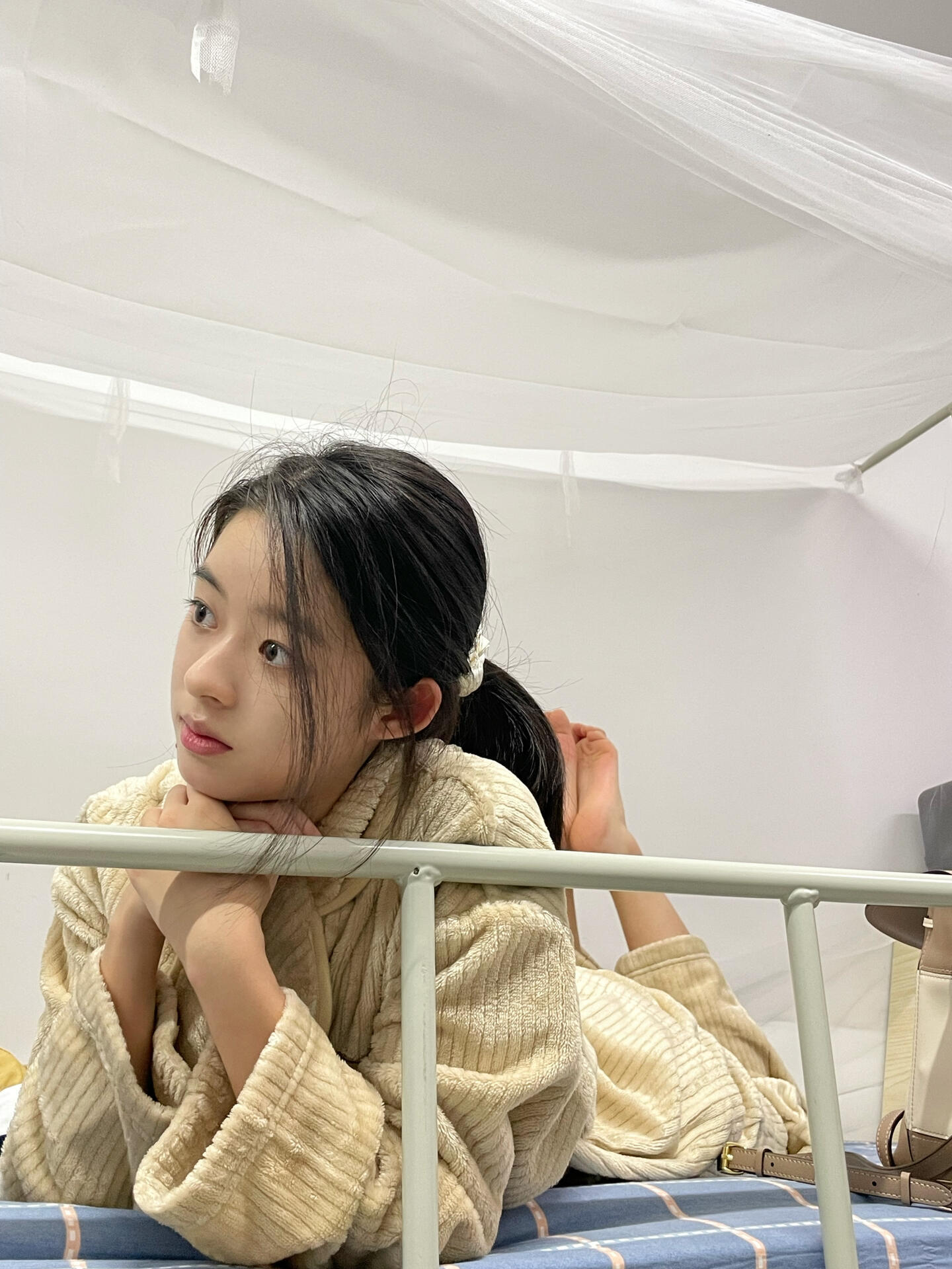 黄杨钿甜分享的高中宿舍照这素颜也称得上校花级别了吧！​​​