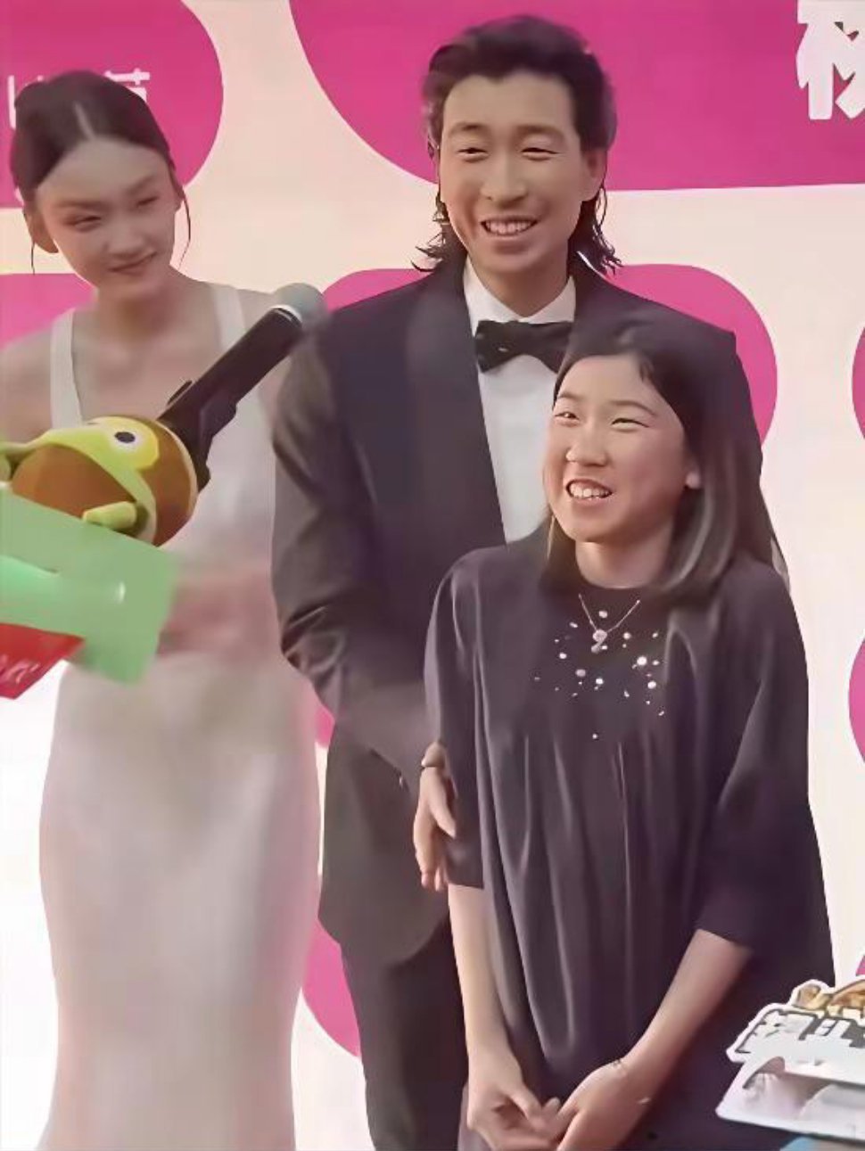 爸爸的基因太强了，可惜了妈妈的颜值！王千源父女俩长得太像了，笑起来咧着嘴的表情都