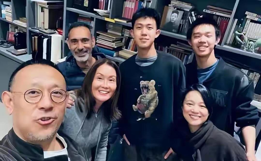 原来她就是姜文老婆，47岁断崖衰老认不出，俩儿子成了她婚姻依靠