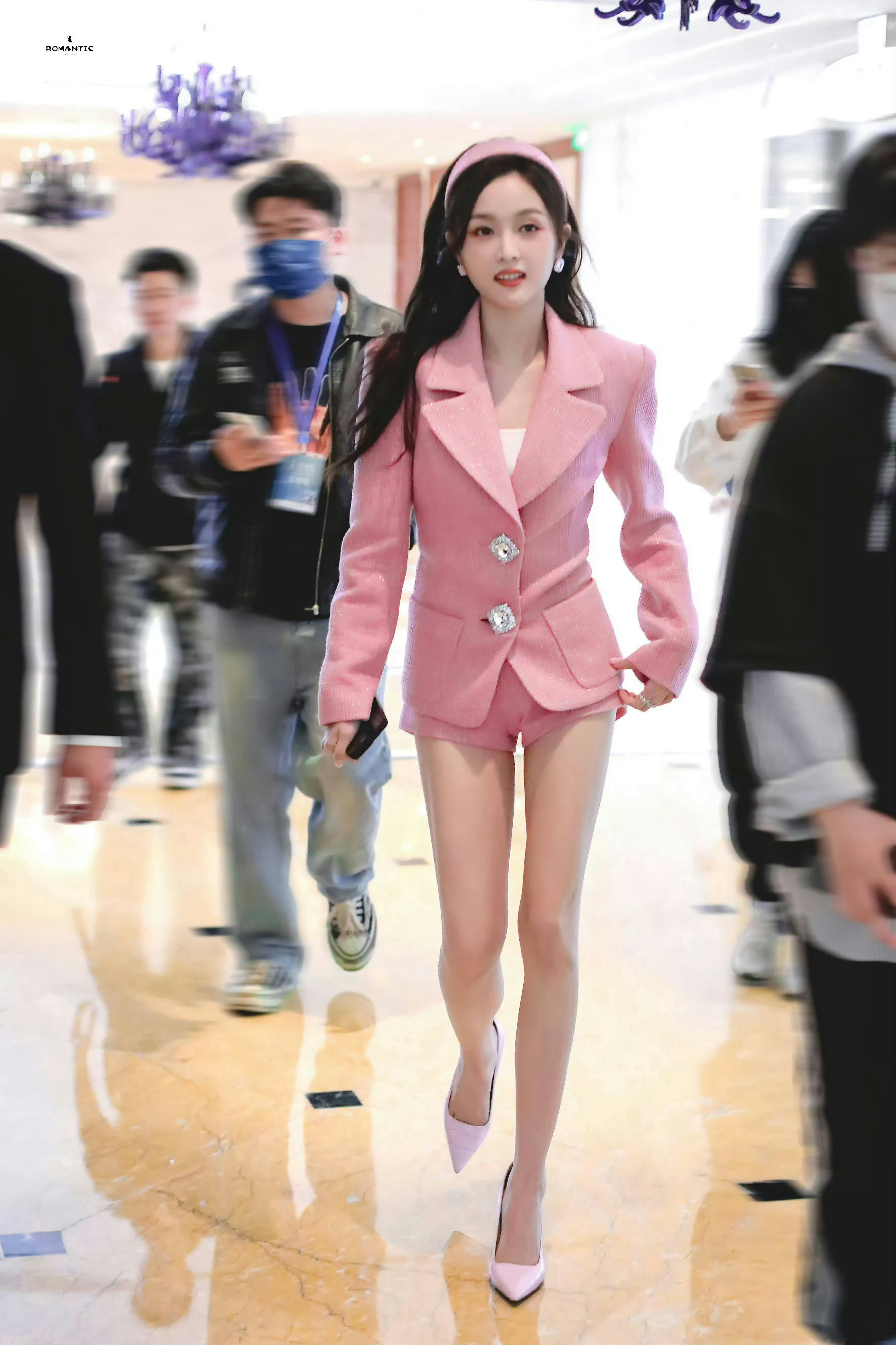 吴宣仪短裙吴宣仪翟潇闻对视路透​​​