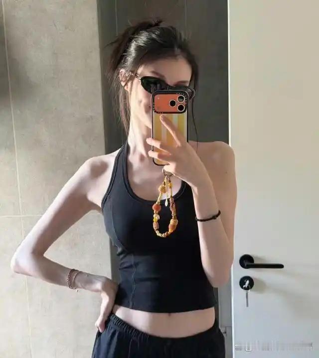 何穗妊娠纹不遮掩，超模也躲不过，戳破千万宝妈生育焦虑 ​