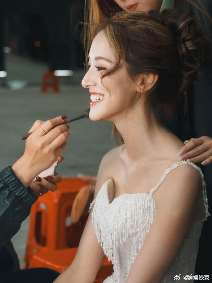 陈凯琳感动落泪初舞台结束紧张到下台就想哭，这种压力和忐忑真的太能让人共情了乘风2