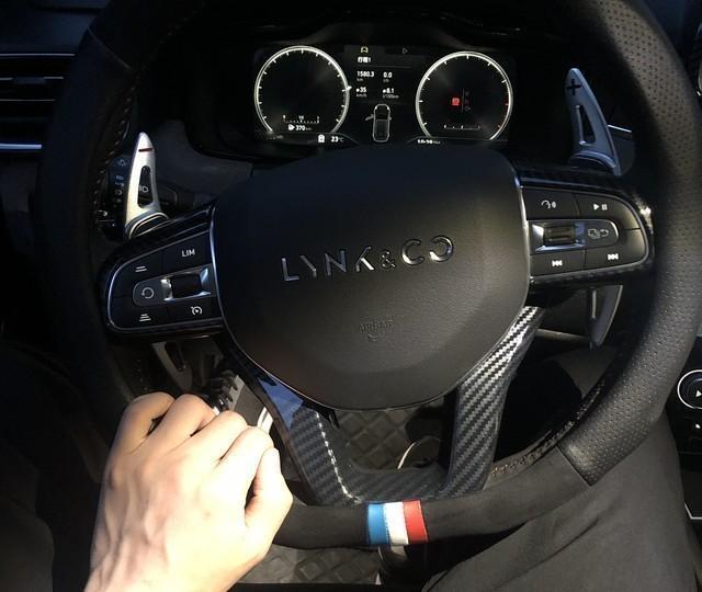 上个月，一个开了十几年出租的老哥跟我说：你知道我为什么从来不跟单手开车的人合伙做