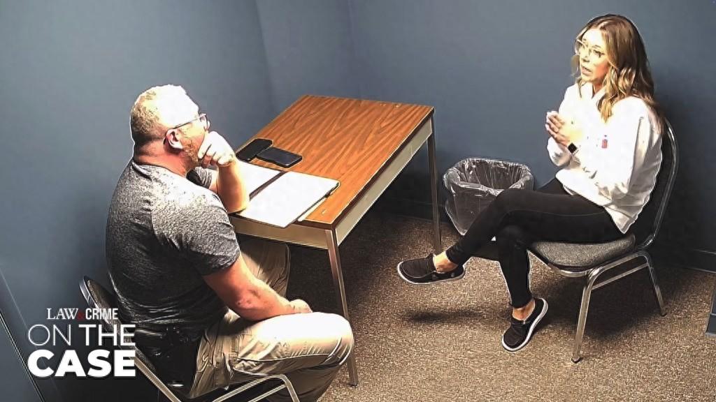 情人节本该是玫瑰与巧克力的主场，但对于美国31岁的学校女秘书来说，却成了人生崩塌