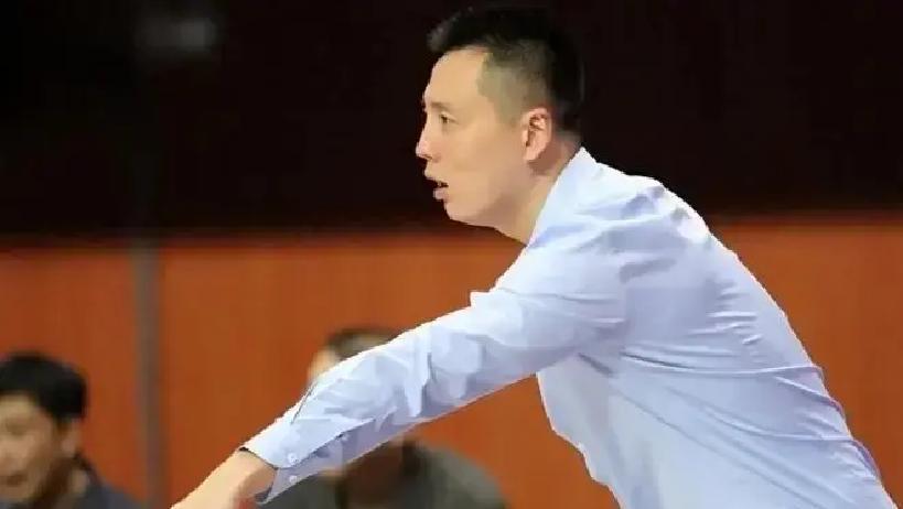 福格投出那记三分时，刘鹏指导已经抱头。张镇麟看着球进，直接瘫坐在地板上。昨