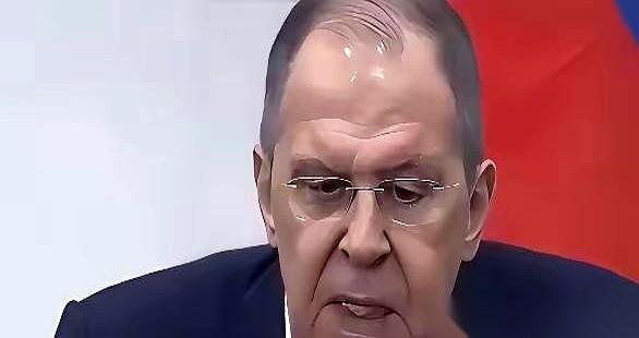 天空刚撕开一道口子！不是传说中的四十八架，仅仅十二架苏-35，赫然降落在伊朗两个