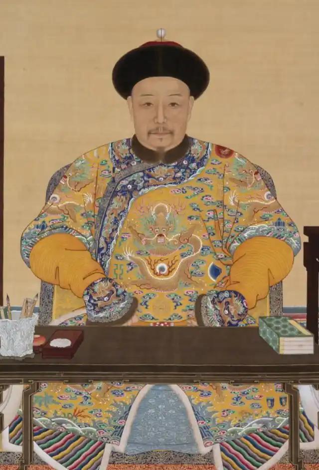嘉庆反腐不过是一场只拔草不除根的权力表演公元1799年，当了四年太上皇的乾隆驾