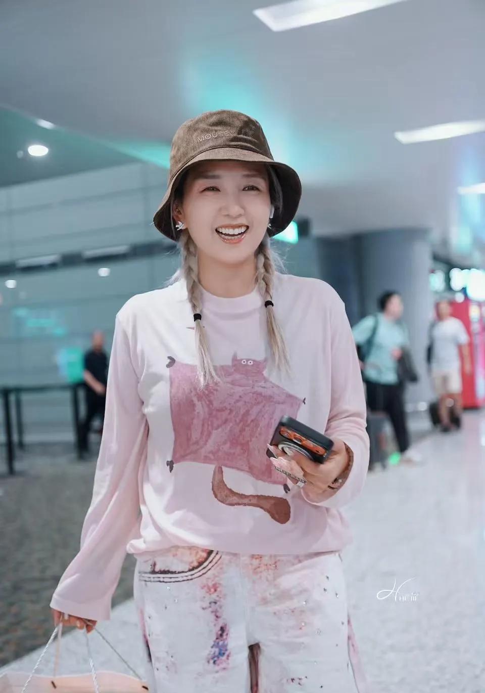 何洁瘦下来之后完全换了种风格！这套粉系机场look嫩到犯规💖浅粉猫咪印花长袖