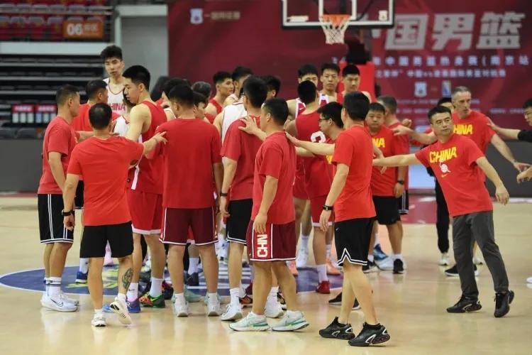 更新热身赛中国男篮得分榜；余嘉豪打了4场，热身赛44分；王俊杰打了4场，