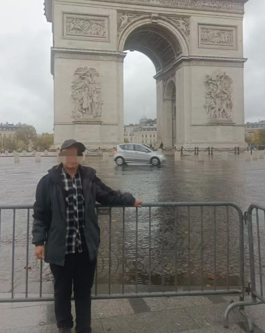 一位大爷的法国旅游照火了，有博主戏称，照片一出，巴黎文旅的天塌了！没有任何滤