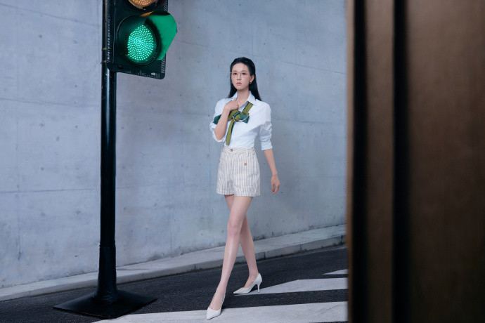 陈都灵金丝眼镜清冷智感金丝眼镜凸显清冷智感，造型简约却极具辨识度，红绿灯大片演