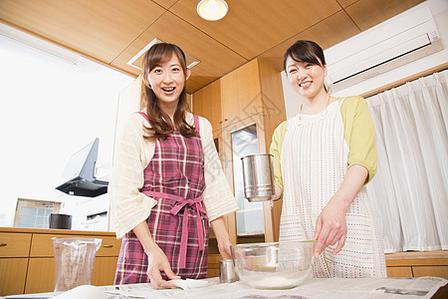 日媒曝光离谱乱象：大量日本全职人妻抱团组建“人妻不伦互助群”，清一色宝妈邻居，一