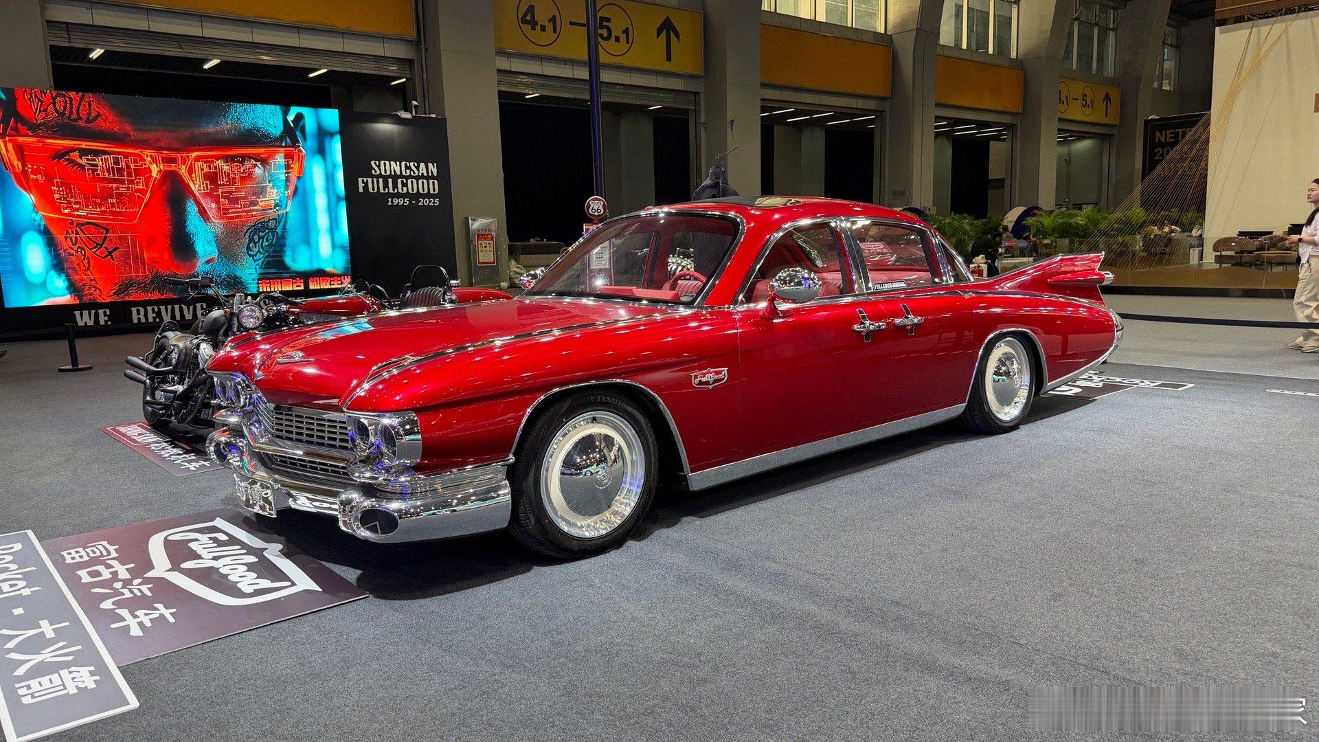 各位都玩过恐龙快打吗？还记得开车框框撞的那一关吗？今天我在车展现场看见这车了。还