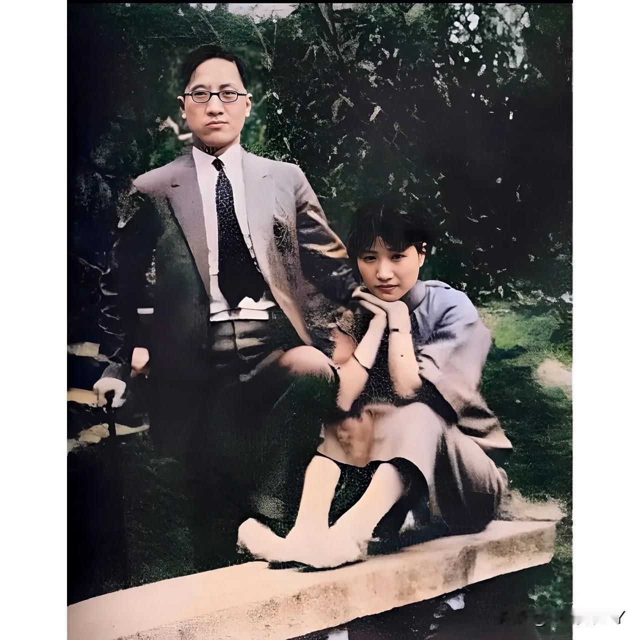 这是当年陆小曼与丈夫徐志摩去乡下游玩时拍的一张合影老照片，这不是演戏，也并非某演