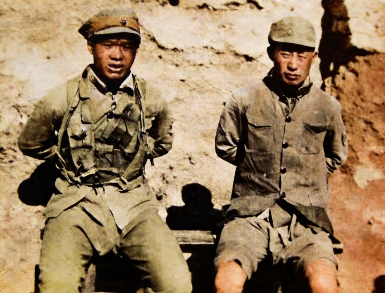 这是抗战时期两名八路军战士在战场上不幸被俘虏。从这两名八路军战士的精气神与身体素