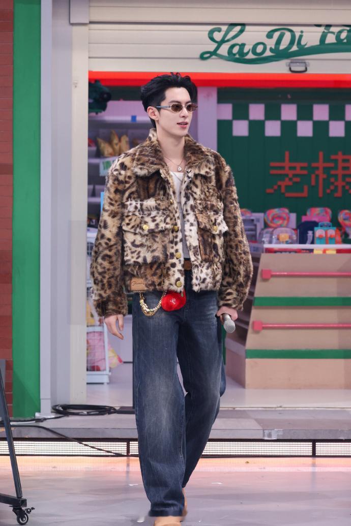 王鹤棣身着豹纹背头造型亮相，面对小小绕口令挑战从容不迫轻松完成，展现良好的临场表