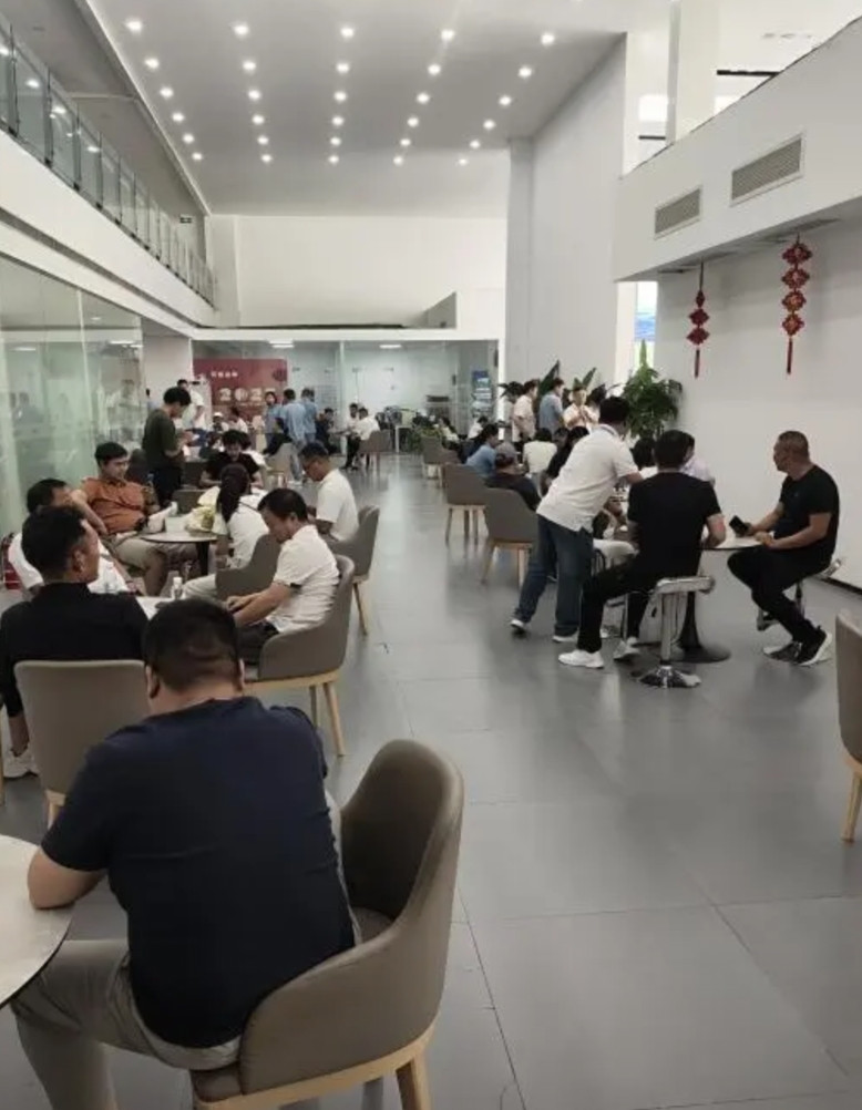 比亚迪4s店今天跟菜市场一样！乱糟糟的跟菜市场一样，坐都没地方坐，只能站着谈！