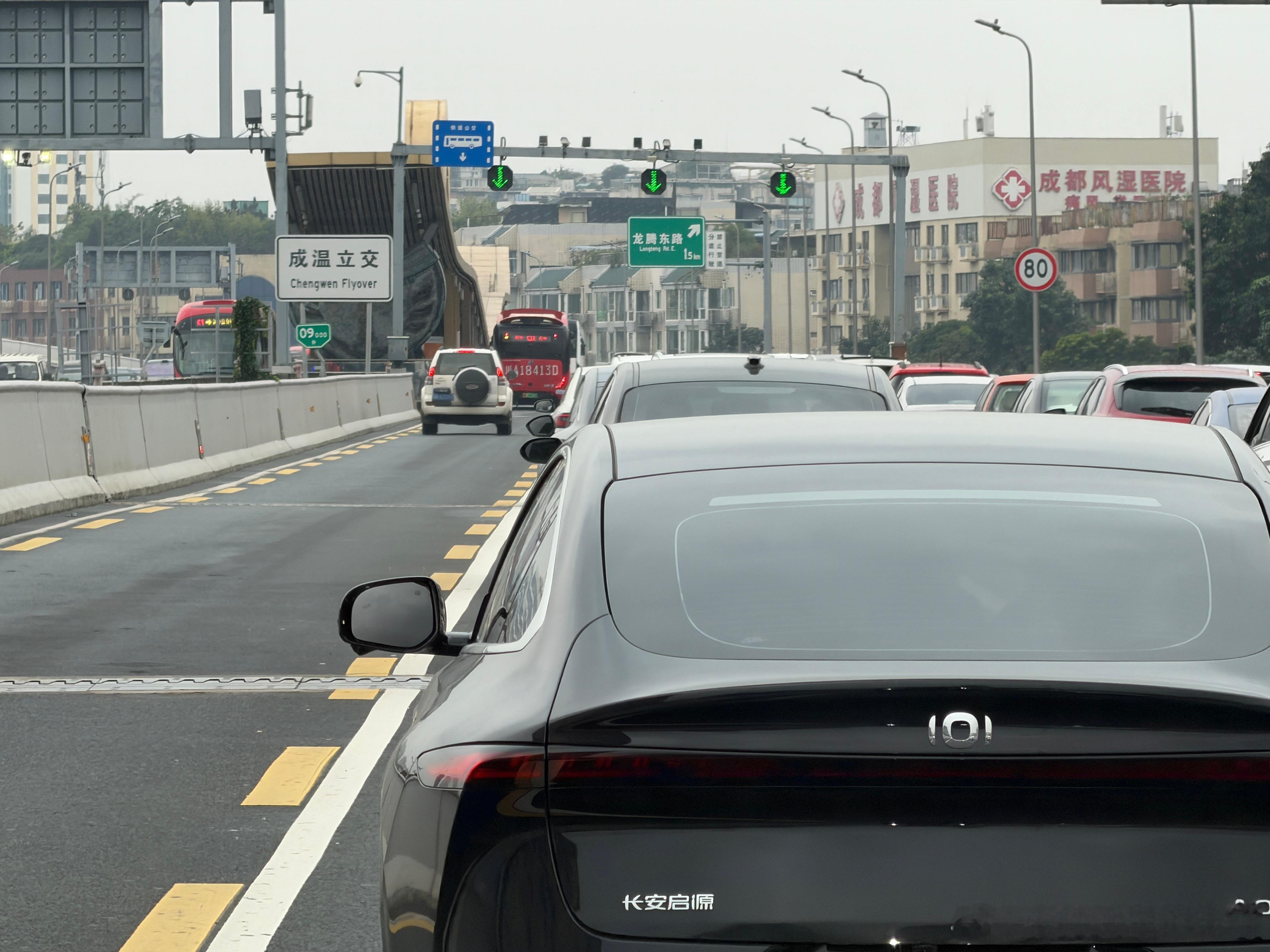川A普拉多大哥还是太猛了，二环高架堵车直接走公交车通道，还打着双闪~不过可能是真