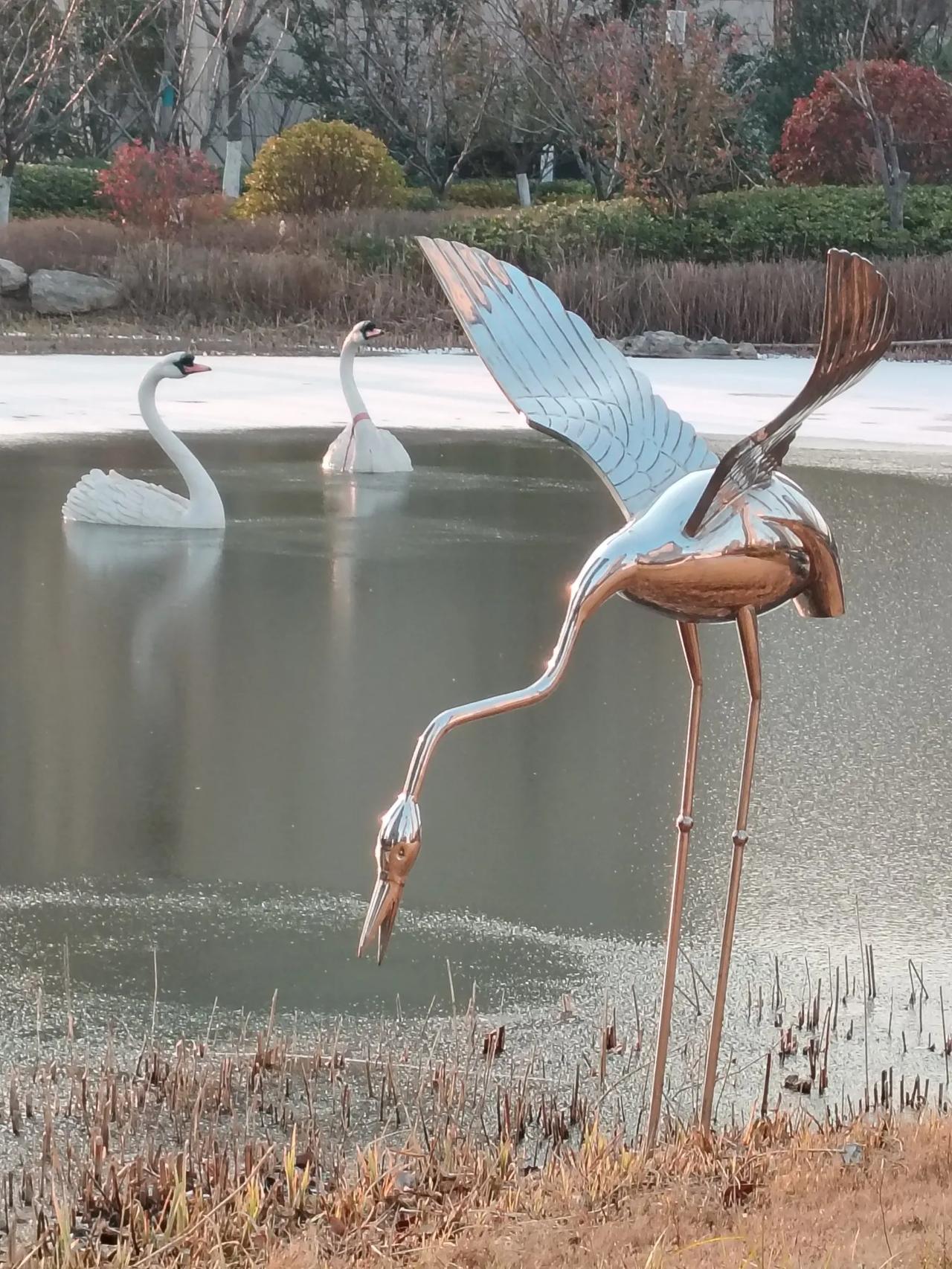 以前狗肉不上称，现在狗命比人重，谁对狗猫敬又宠，富不思进精神空。