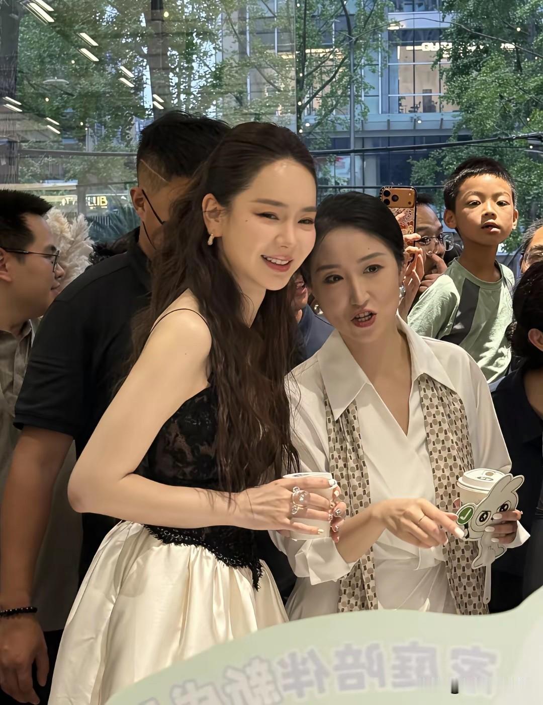 实话实说，虽然她不是很漂亮那种，但是却非常迷人，实在搞不懂！
