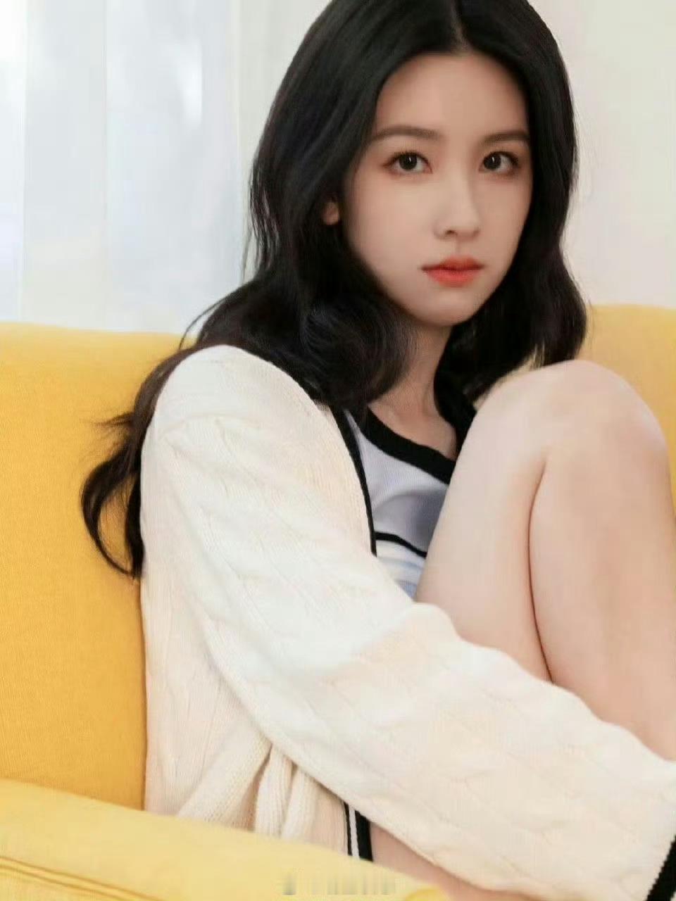 陈都灵颜值真的好青涩​​​​