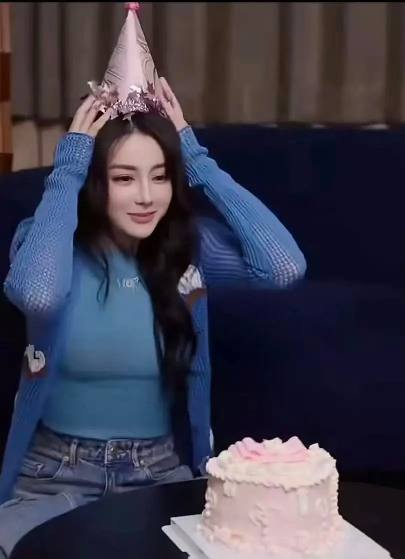 迪丽热巴这张庆生图被热议了，看小图都不敢相信这是四字女星…