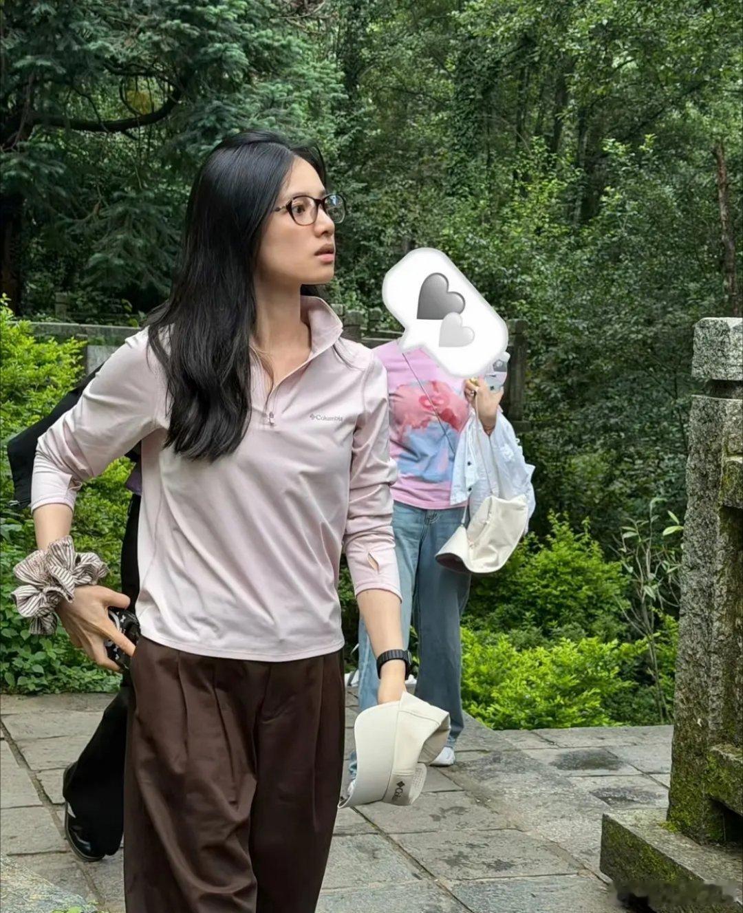 周也爱摸腹肌张婧仪爱爬山谁更健康​​​