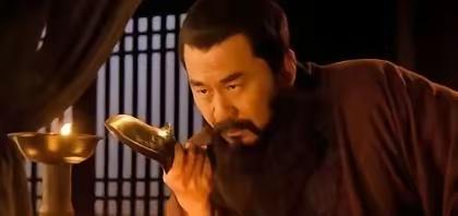 曹操俘虏了陈宫后，带着嘲讽的语气说道：“你死后，你妻子可怎么办？”谁知陈宫听后说