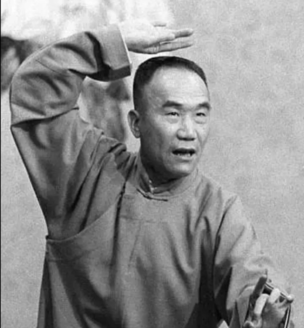 1935年，北京西单。侯宝林对朱阔泉说：“爹，外面有个老太太非要进来听相声，根本