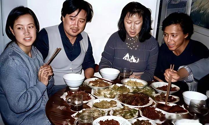 1984年春节四川成都刘晓庆和陈国军在一起聚餐只可惜1987年离婚了
