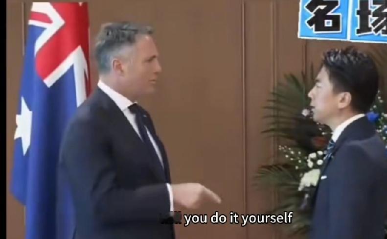 澳大利亚代表手指日本防卫大臣小泉进次郎，澳代表后退保持距离，手指小泉，12月7日