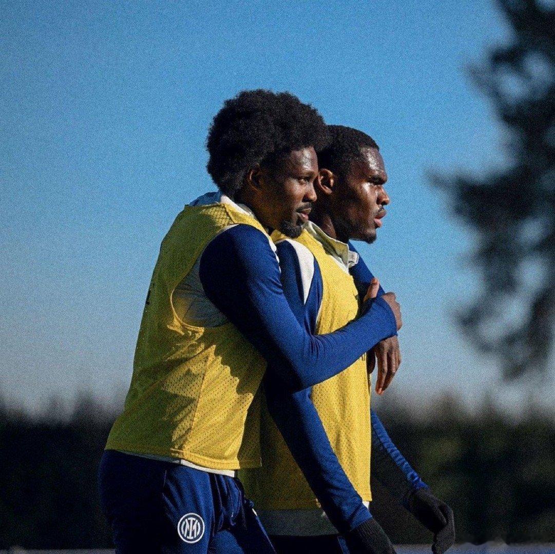 图拉姆和博尼在训练中国际米兰国际米兰0比1利物浦热点解读图拉姆的新造型👇