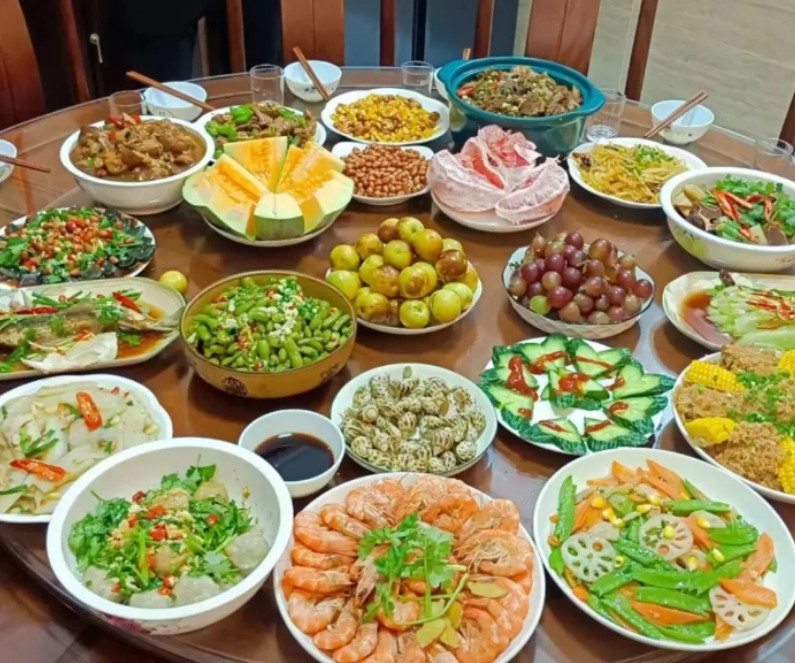 这饭菜6个人吃，1080元贵吗？