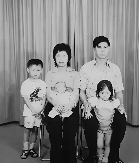 都说强大基因藏不住，袁咏仪当年港姐颜值惊艳众人，原来高颜值是家族遗传。反观魔童，