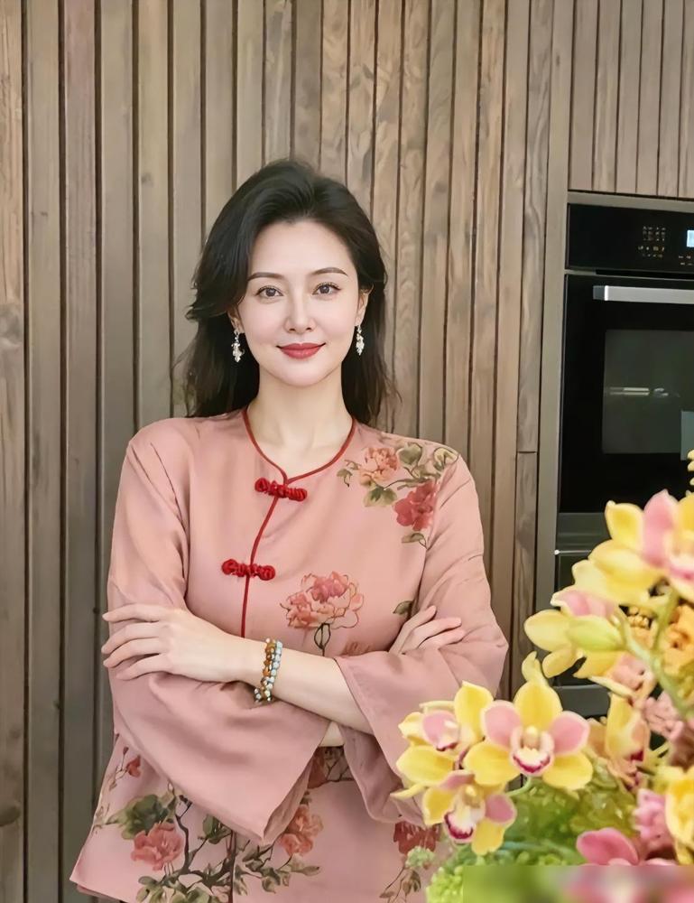 真正厉害的人，都懂得等自己。​第一，咽下疲惫。​街上每个人都行色匆匆。