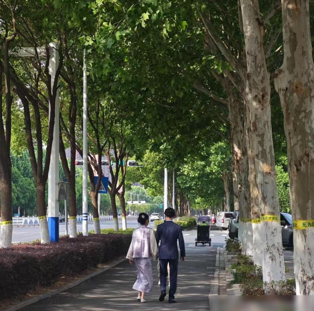 昨天儿媳和我说要回家和父母过年，我二话没说就同意了。她父母在成都，坐高铁也就两个