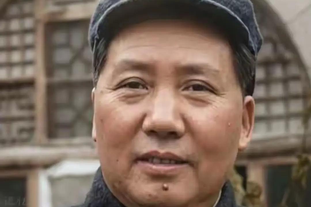 这张照片拍摄于1947的延安，这时候的毛主席54岁，正在干一番大事业，虽然条件很