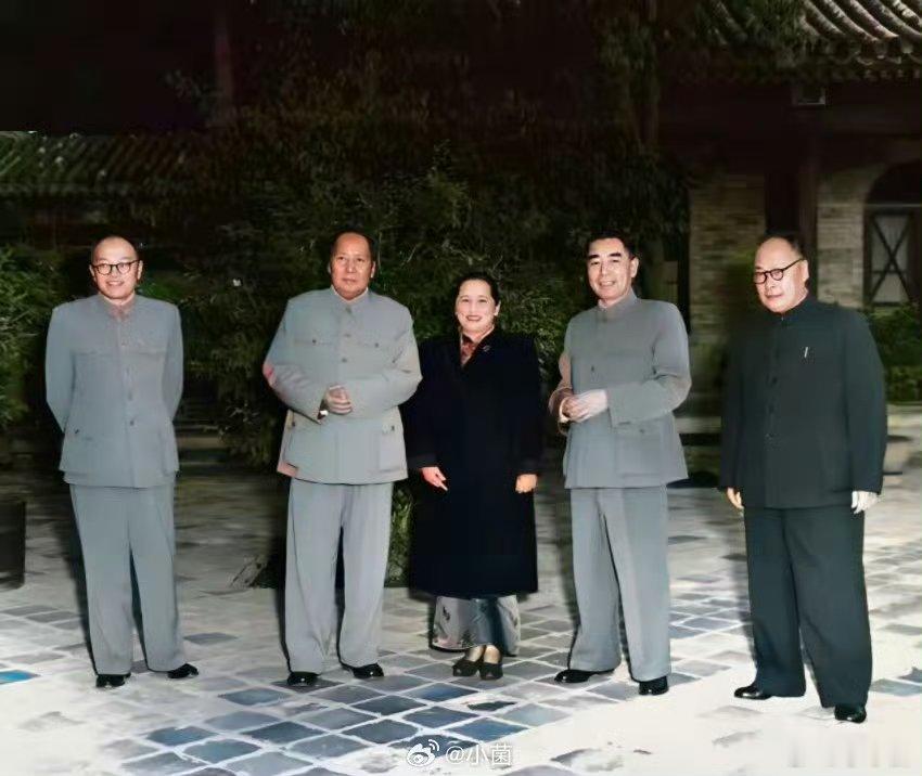 一张老照片，我看到了毛主席、周总理，站在中间的宋庆龄女士笑得真灿烂！