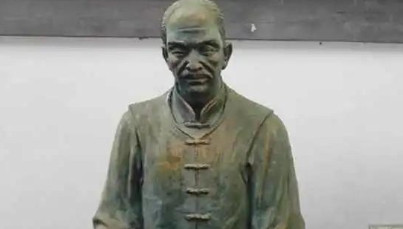 1750年，乾隆病重，太医吓得瑟瑟发抖，一乡下郎中把脉之后，汗流浃背说道：“没救