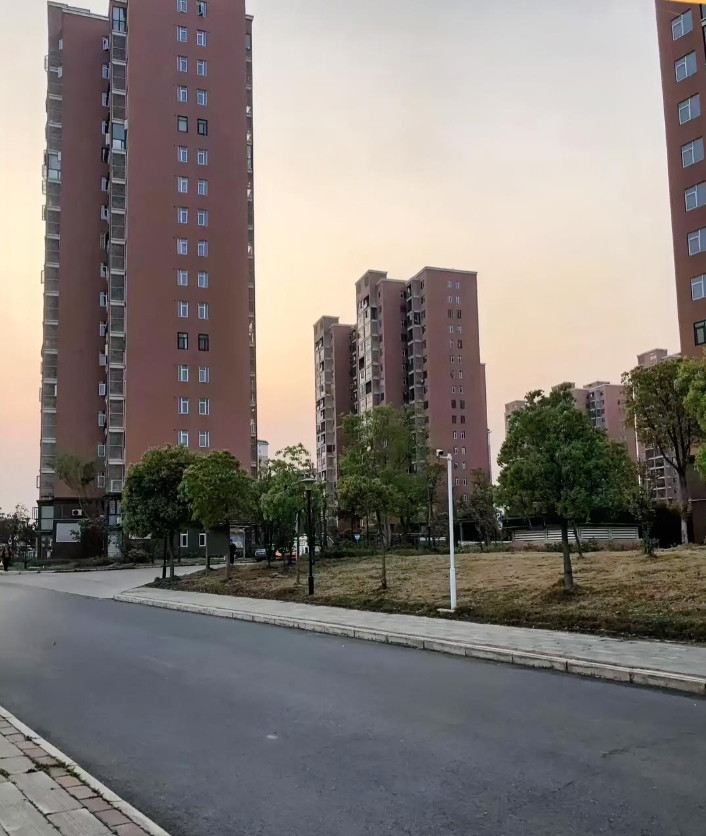 现在卖房太难了！我姐滨海新区两套新房，本来一套值100多万，急用钱降价到95万，