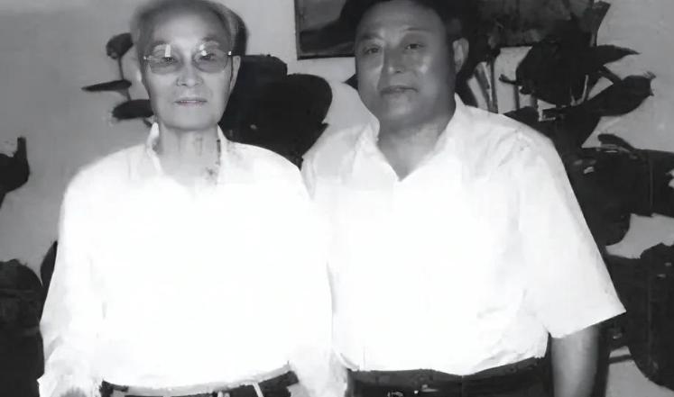 1987年，退伍老兵赵保群在家睡觉，干部人员突然上门，告诉他：别睡了，国防部长张