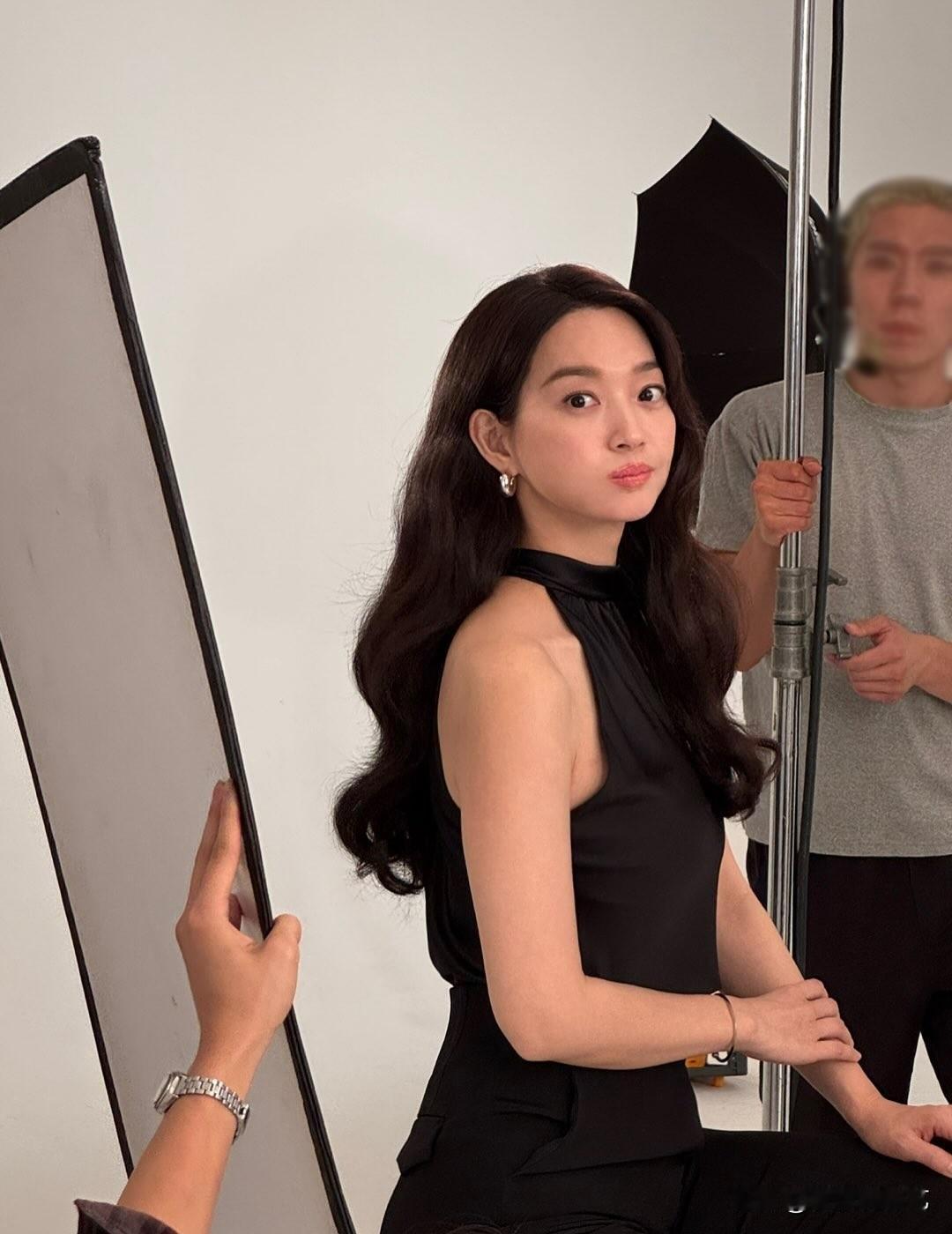 10月，演员申敏儿在自己的Instagram上传了多张照片。照片中，申敏儿正在拍