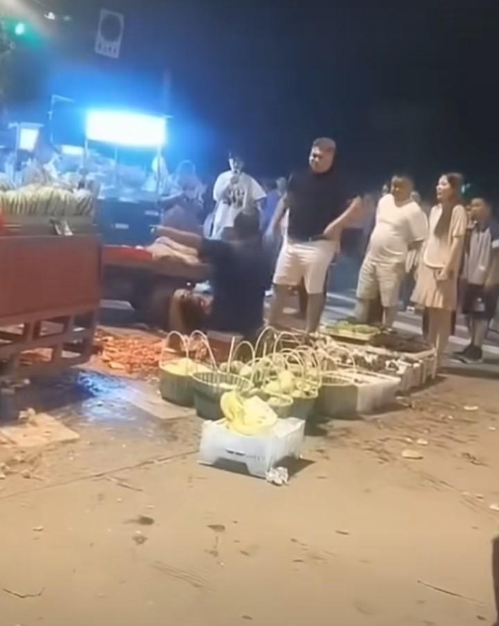 看到这一幕，真的很气愤，普通人真不容易啊，为了讨生活，什么气都得忍！7月28