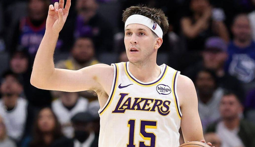 里夫斯回归后湖人是否要改变现有打法众所周知，湖人常规赛阶段是一个标准的进攻型球