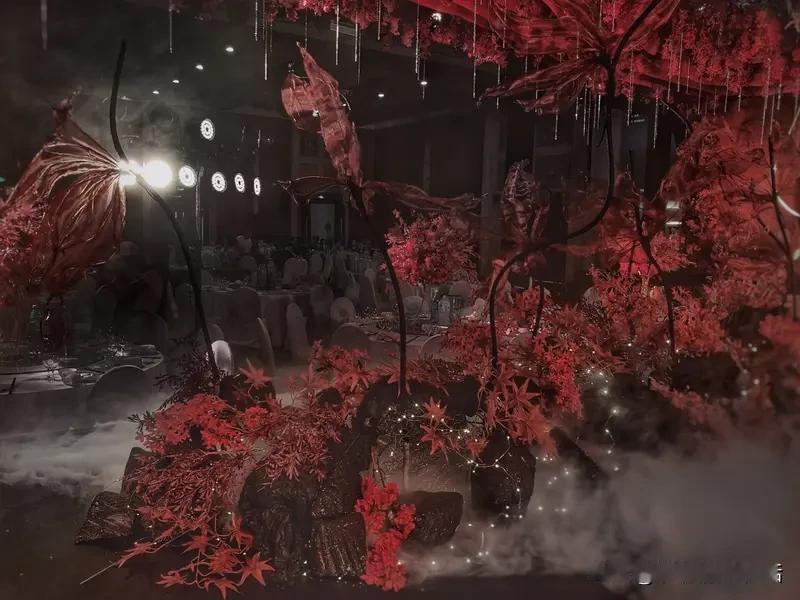 情感故事：血色婚礼，爱与恨的绝唱婚礼现场，乐声悠扬，宾客盈堂。